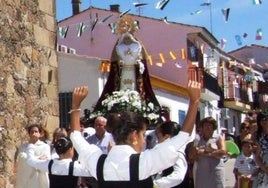 Imagen de la virgen de la Soledad en procesión
