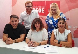 Integrantes del grupo municipal socialista en la sede local del PSOE