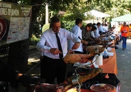 Gran acogida del encuentro de cortadores de jamón solidario