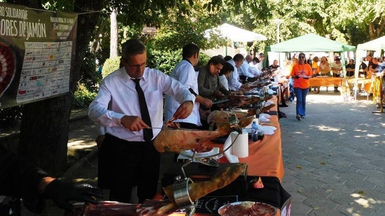 Gran acogida del encuentro de cortadores de jamón solidario