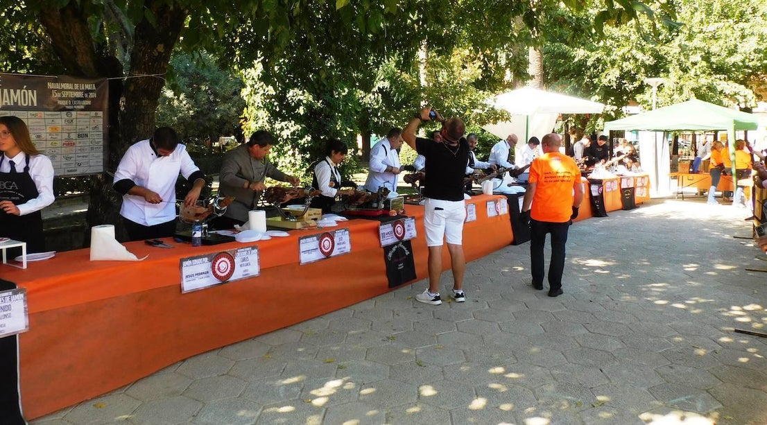 Gran acogida del encuentro de cortadores de jamón solidario
