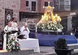 Don David, a la derecha, en el inicio de las fiestas de las Angustias en la plaza de España
