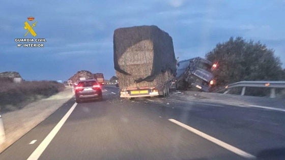 Dos heridos tras una colisión entre un camión y un autobús en la autovía