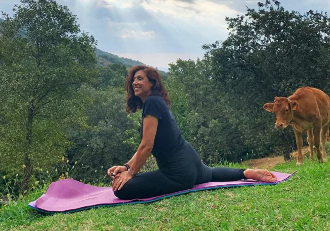 Yoga, en plena naturaleza, con 'espectadores'