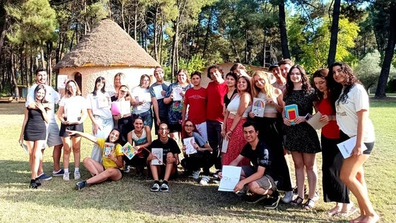 Jóvenes moralos participan en un intercambio artístico en la naturaleza con otros de Rumanía y Turquía