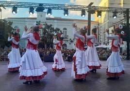 La actuación de la escuela de danza de Adela Gil abrió el programa festivo