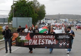 Los manifestantes por la carretera de Jarandilla de la Vera