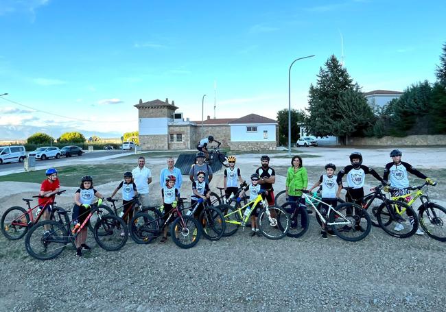 Practicantes y autoridades municipales en la inauguración