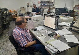 Sixto y Paco en su último día de trabajo en la imprenta, el pasado 30 de septiembre