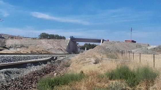 Las empresas de las obras del tren prevén cerrar los pasos a nivel antes de final de año