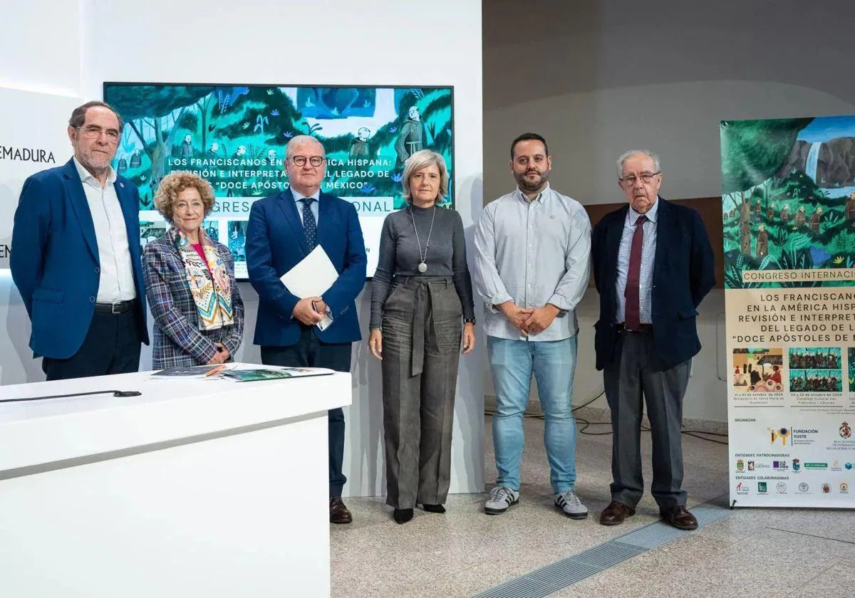 La consejera con los organizadores y el alcalde de Belvís de Monroy