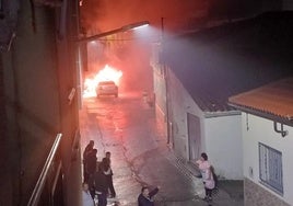 Vehículo en llamas en la calle Murillo