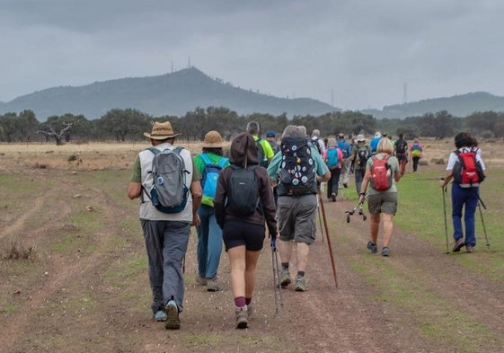 Ruta con el pico MIravete al fondo