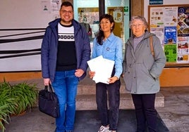 Cristina Cano con David Araújo y Toñi Barquilla a las puertas del Ayuntamiento