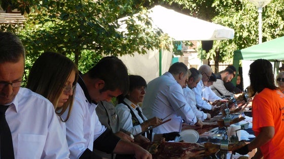 Cerca de 40 profesionales se darán cita en Toril en un corte solidario de jamón