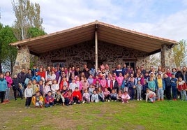 Foto de familia de los participantes en la ruta familiar