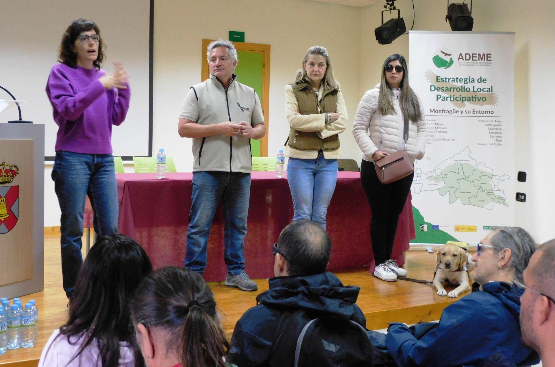 Monfragüe apuesta por el senderismo accesible para personas con deficiencia visual