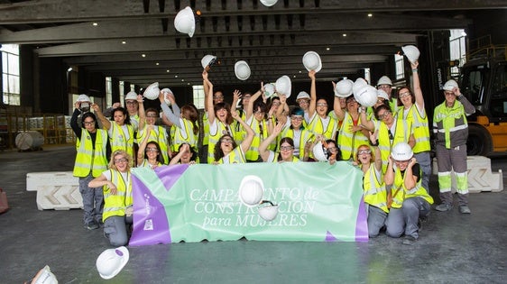 Ella Construye surte al sector de mano de obra femenina