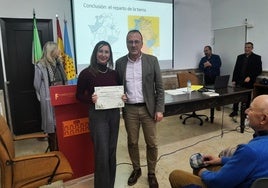 Maite Orgaz recibe el primer premio de Enrique Hueso