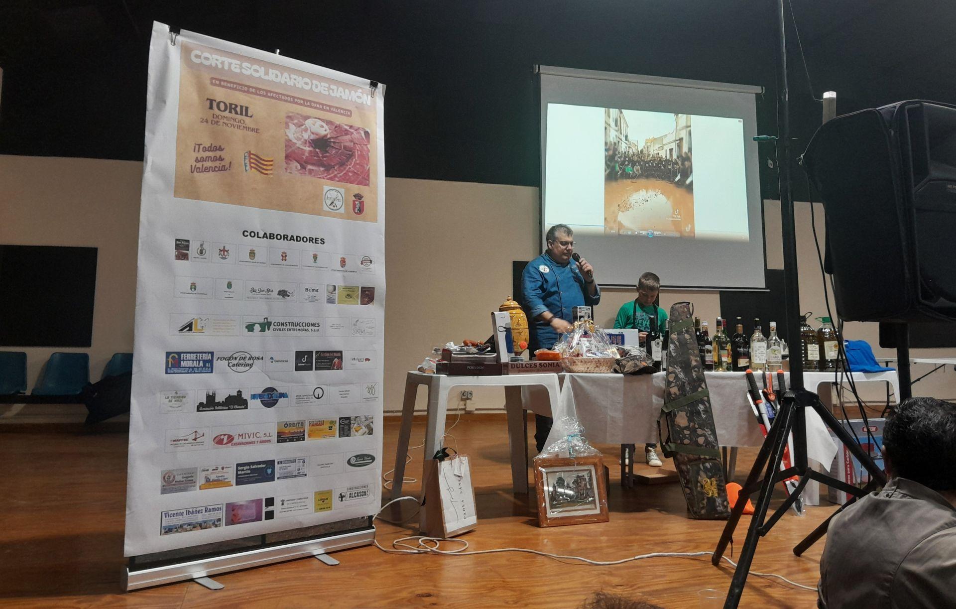 Gran acogida del corte solidario de jamón en Toril