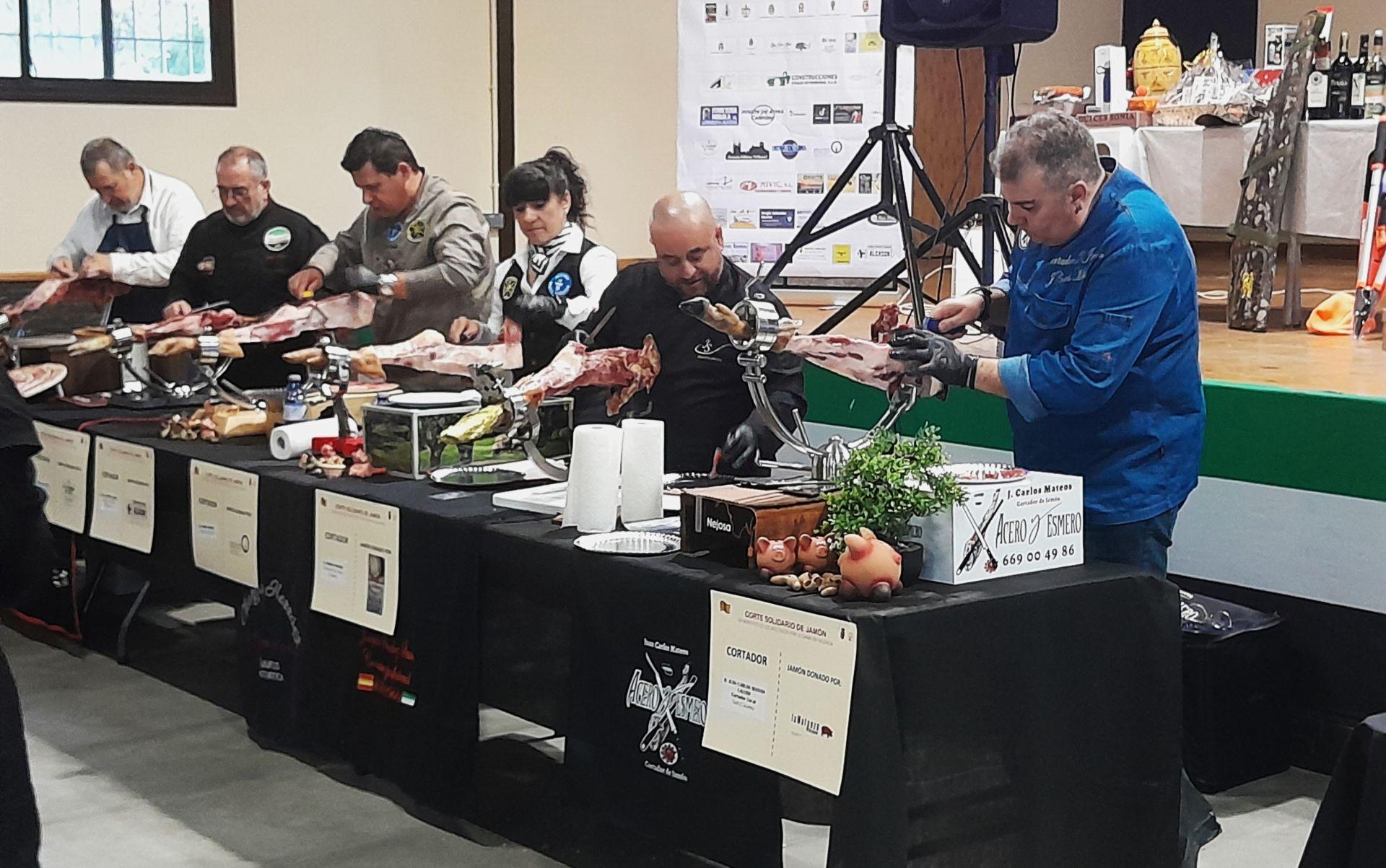 Gran acogida del corte solidario de jamón en Toril