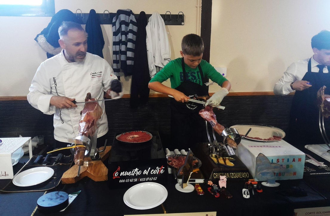 Gran acogida del corte solidario de jamón en Toril