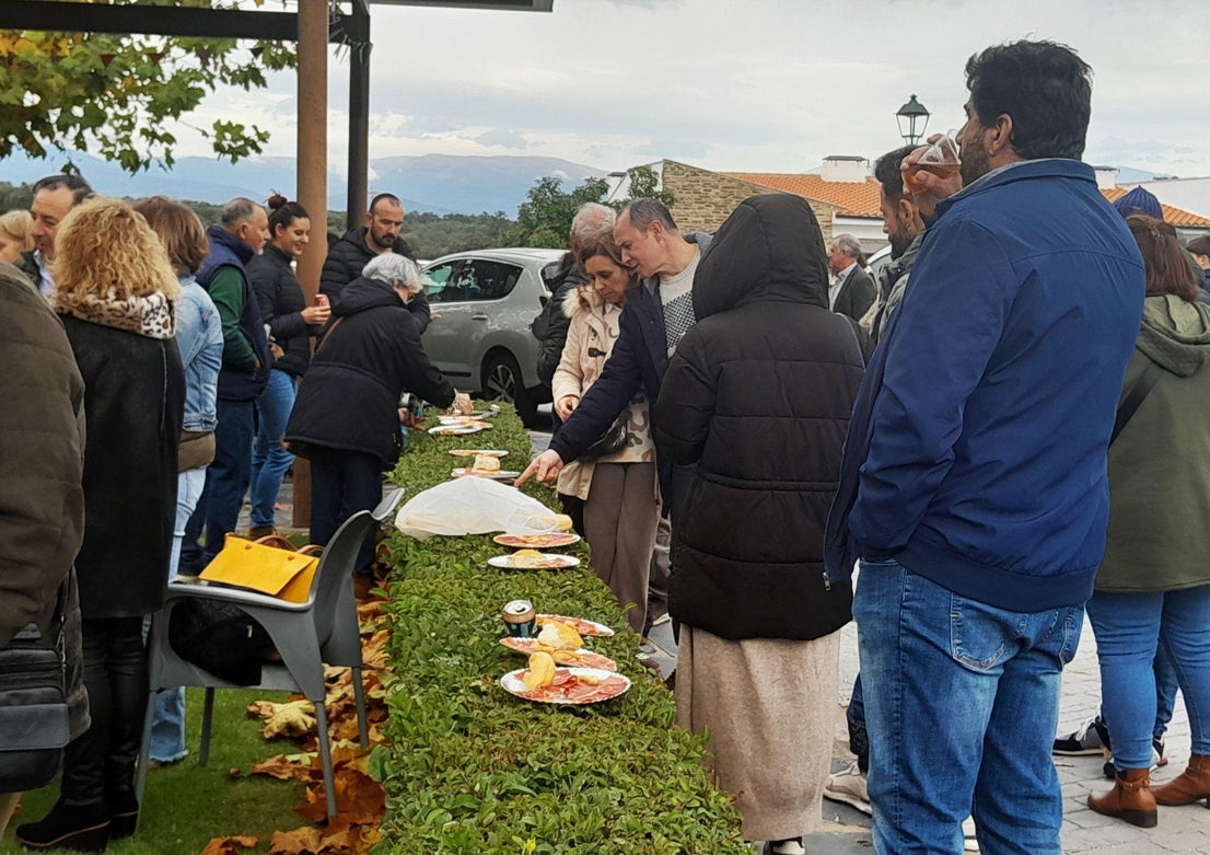 Gran acogida del corte solidario de jamón en Toril