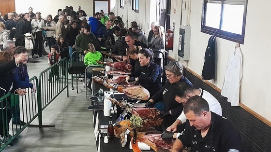 Gran acogida del corte solidario de jamón en Toril