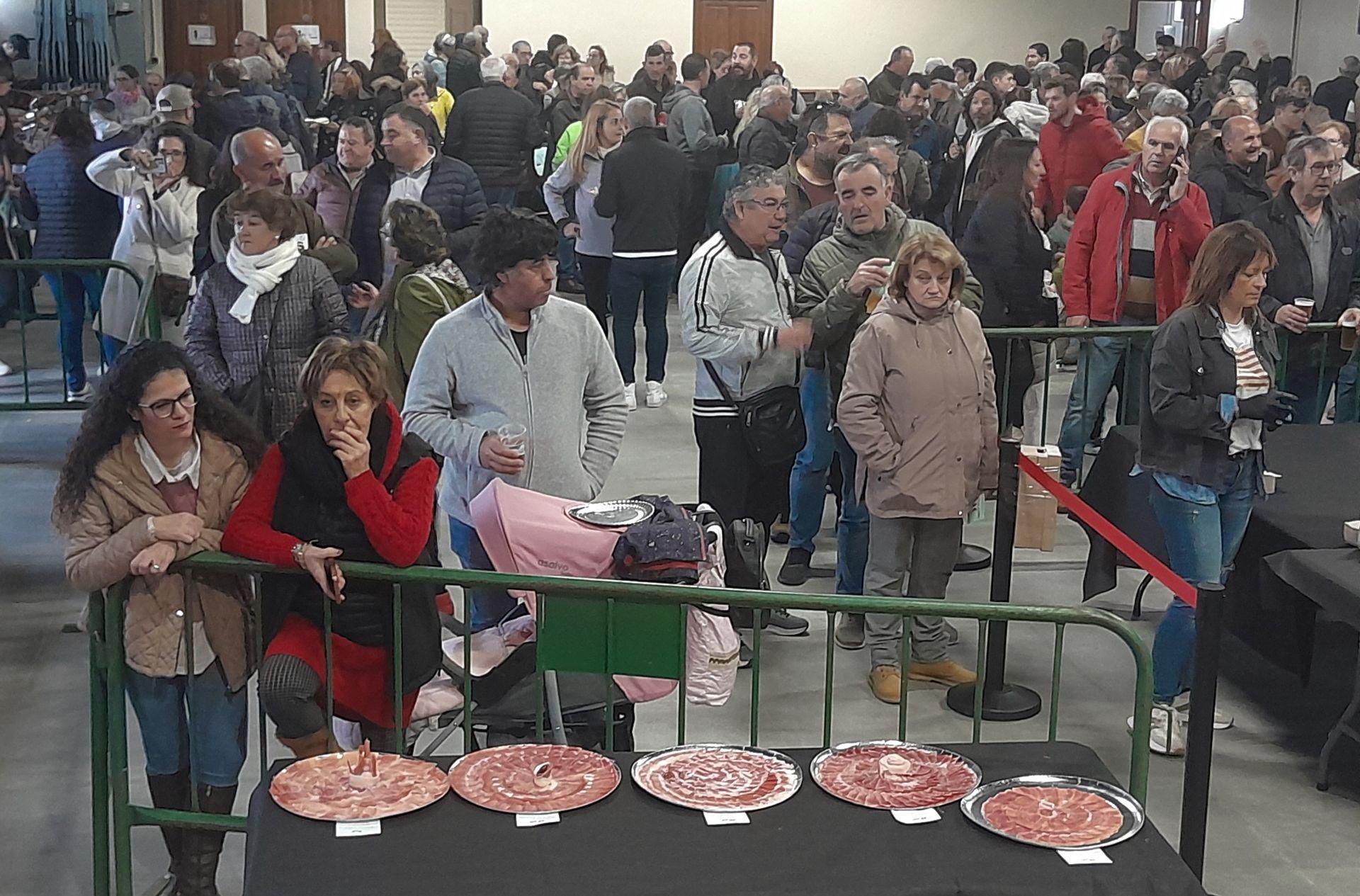 Gran acogida del corte solidario de jamón en Toril