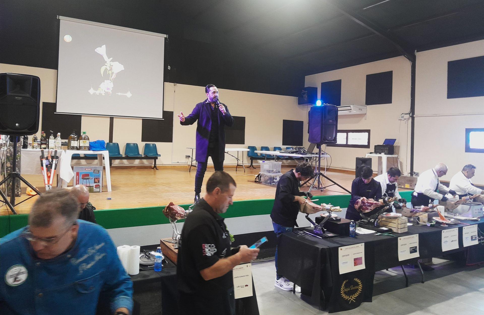 Gran acogida del corte solidario de jamón en Toril