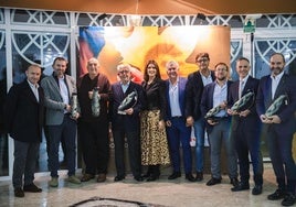 Fotografía de familia de organizadores y galardonados