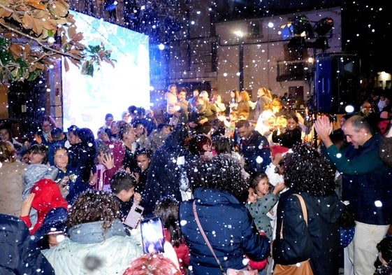 'Nieve' en la plaza de España tras el encendido de la iluminación festiva