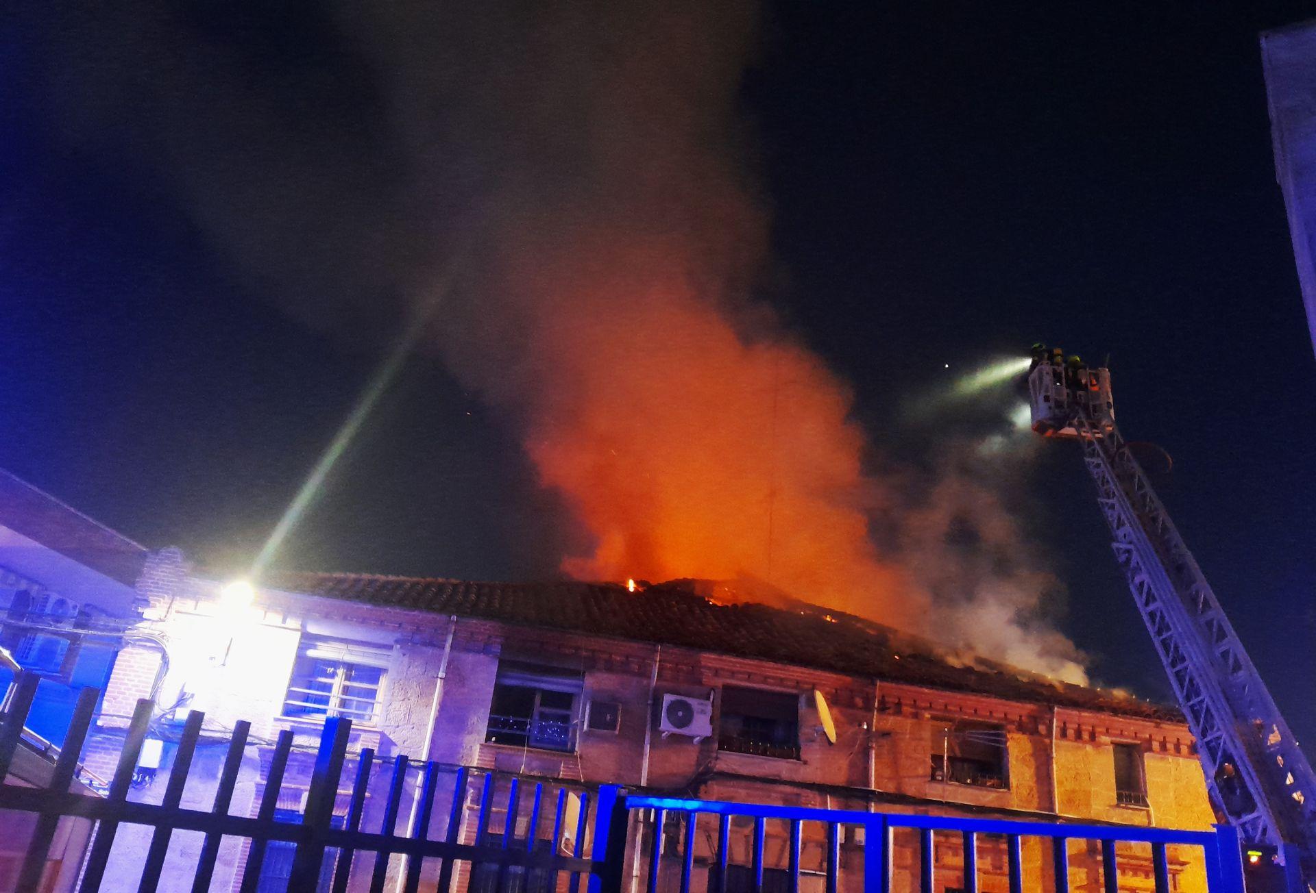 Un incendio en el 'Hospitalillo' obliga a desalojar a ocho familias