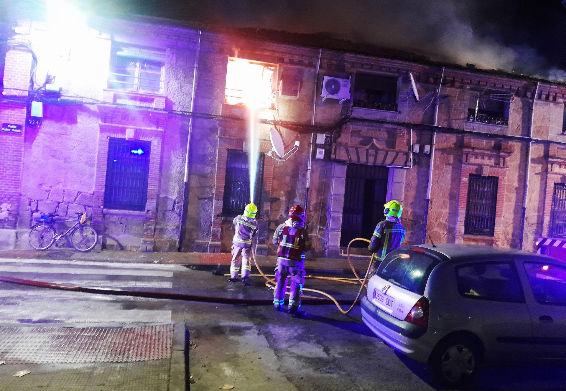 Un incendio en el 'Hospitalillo' obliga a desalojar a ocho familias