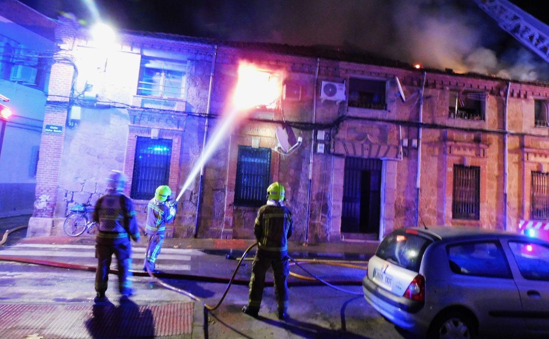 Un incendio en el 'Hospitalillo' obliga a desalojar a ocho familias