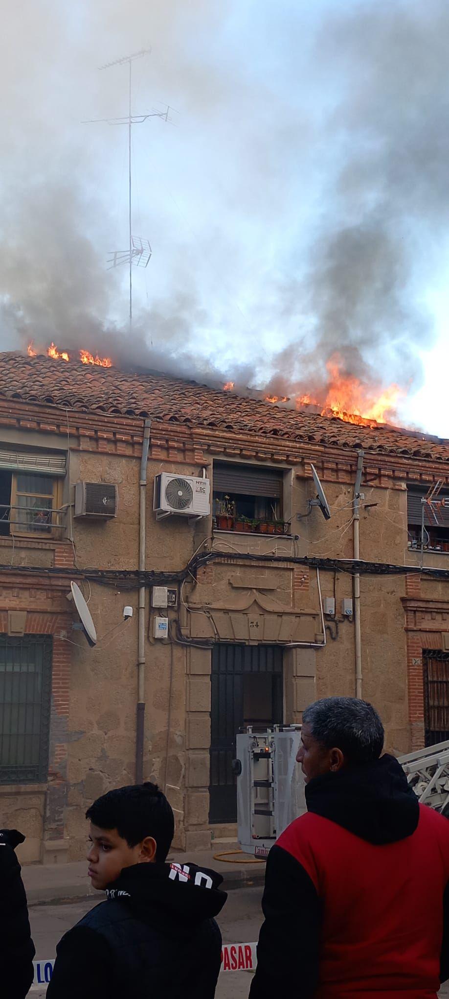 Un incendio en el 'Hospitalillo' obliga a desalojar a ocho familias