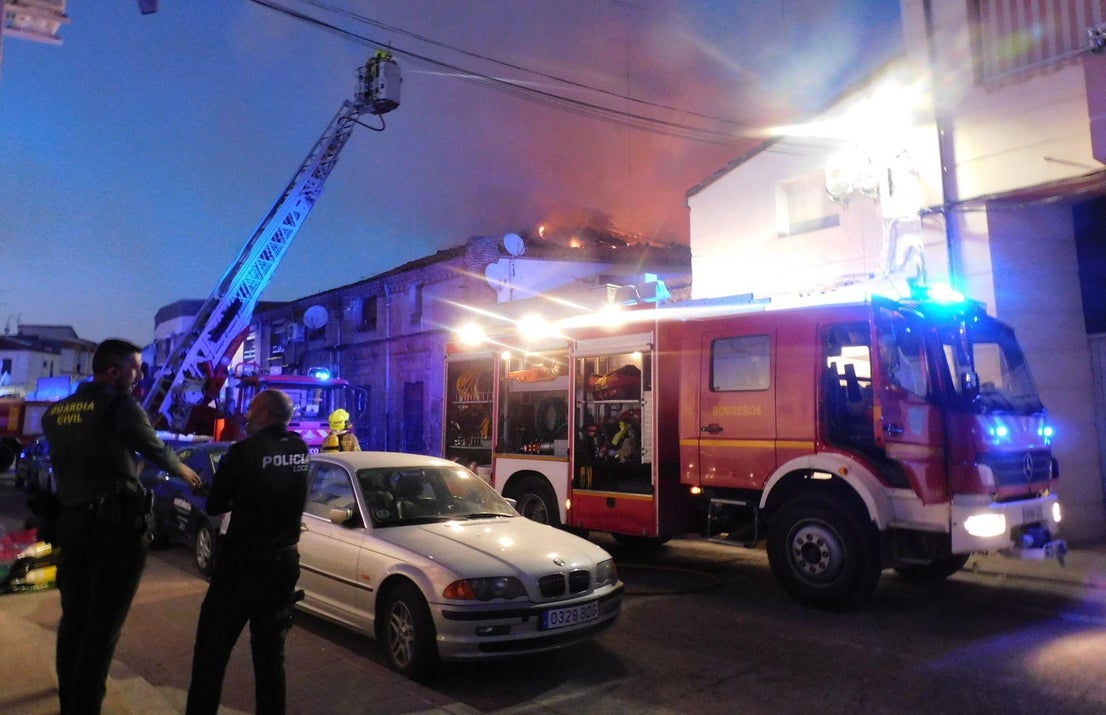 Un incendio en el 'Hospitalillo' obliga a desalojar a ocho familias