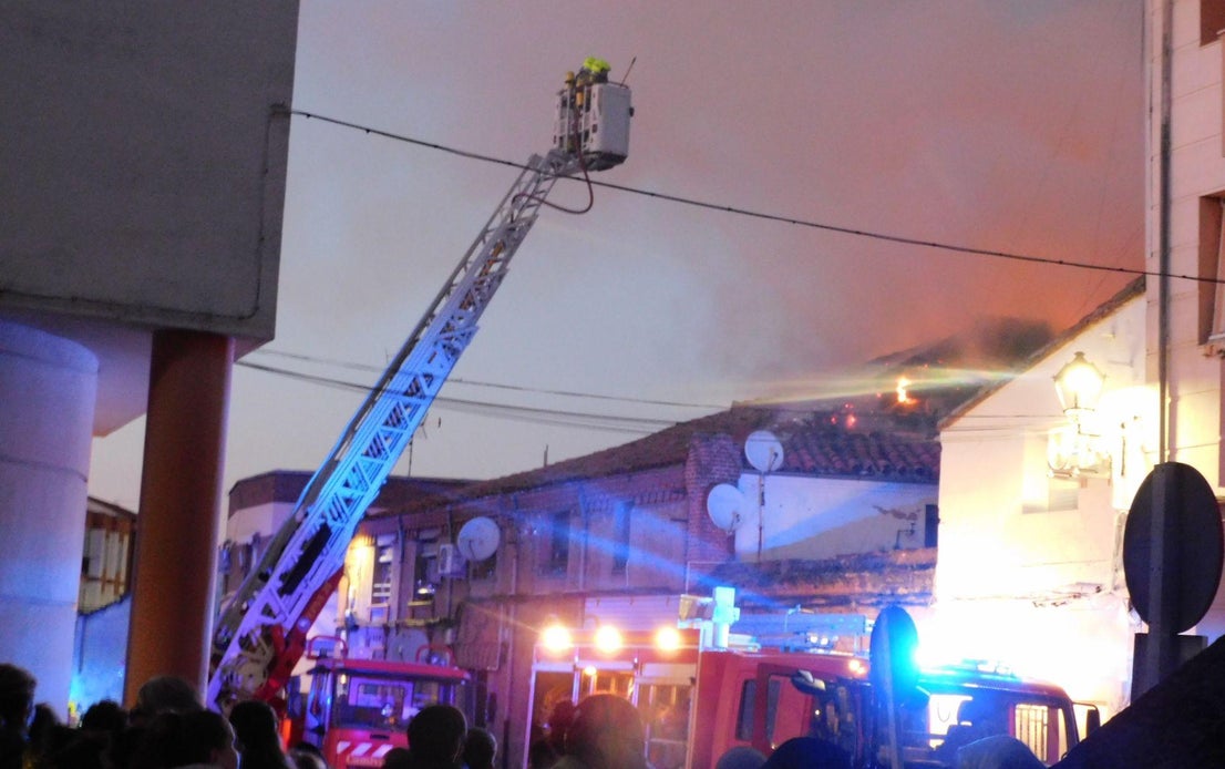 Un incendio en el 'Hospitalillo' obliga a desalojar a ocho familias