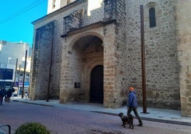 Los postes rodean una de las fachadas de la iglesia