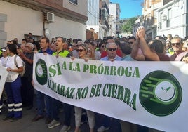 Protesta de trabajadores, familiares y representantes municipales en Navalmoral