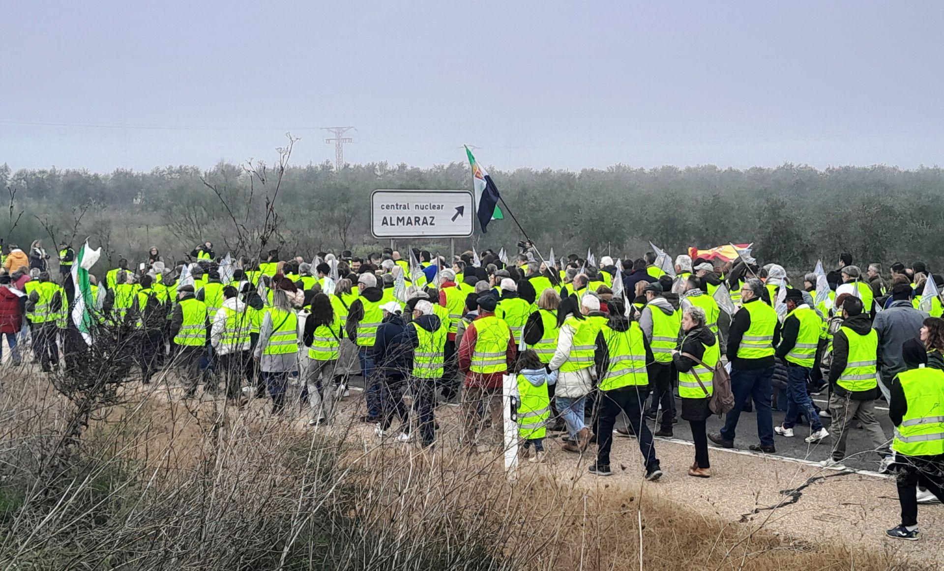 Miles de personas claman ¡Sí a Almaraz, sí al futuro!