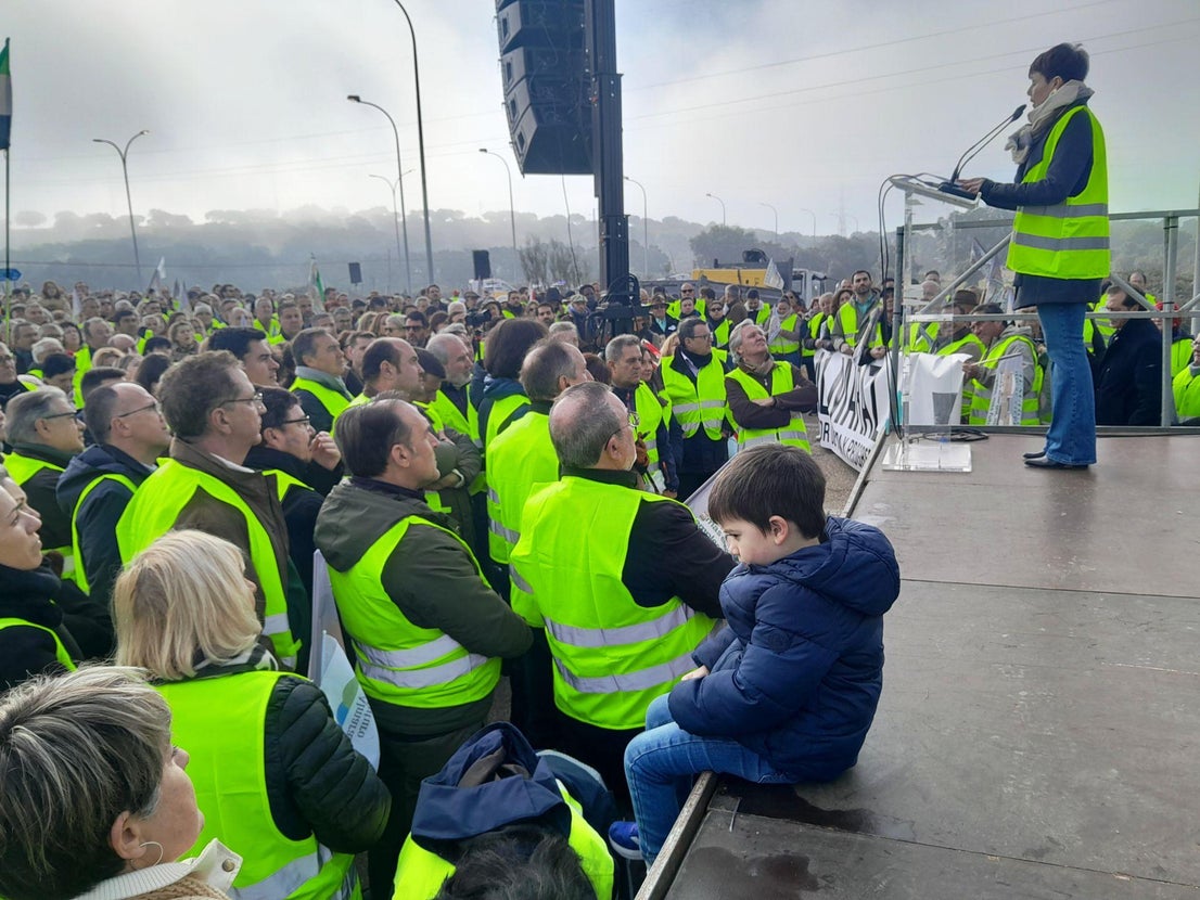 Miles de personas claman ¡Sí a Almaraz, sí al futuro!
