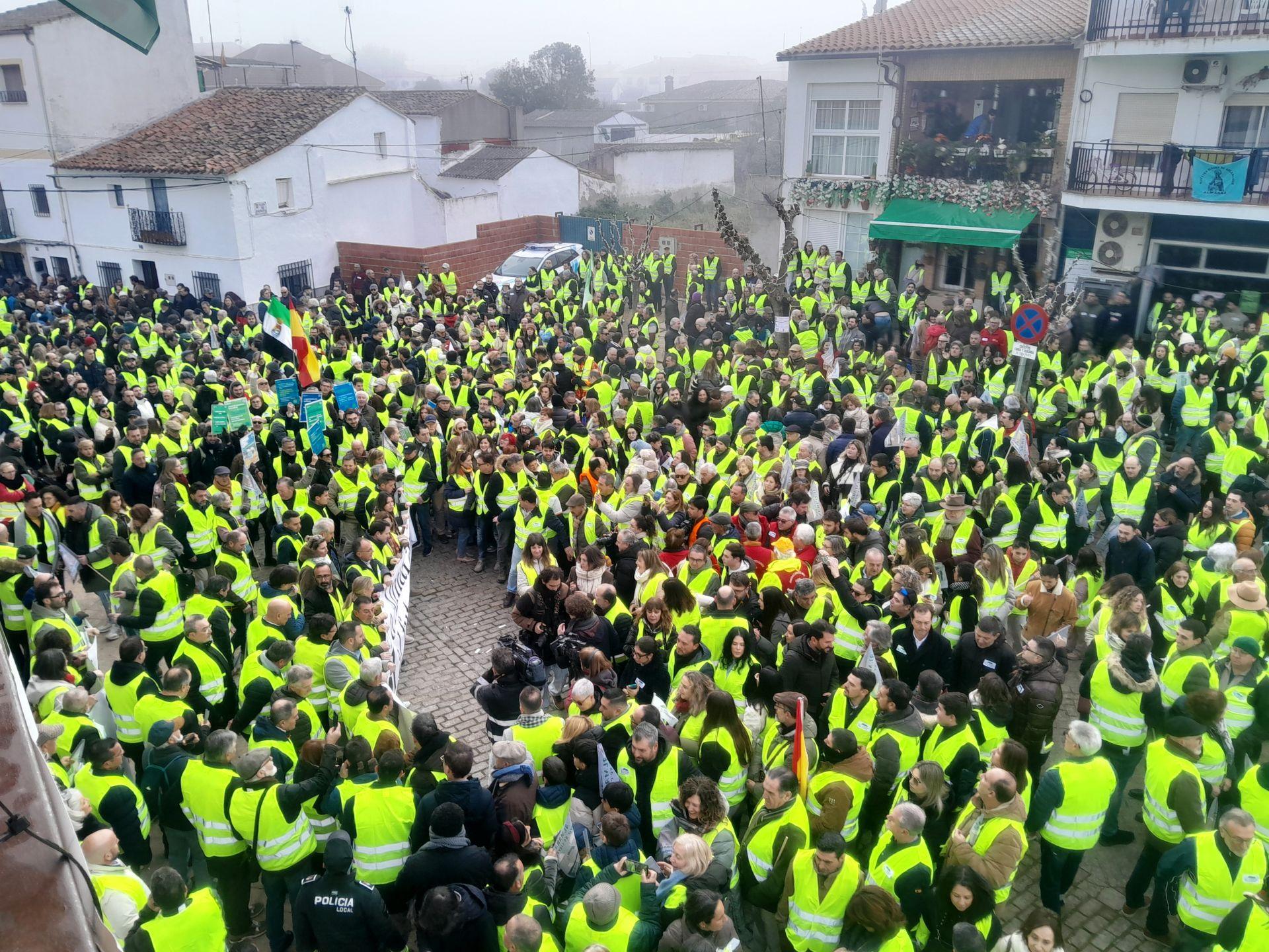 Miles de personas claman ¡Sí a Almaraz, sí al futuro!