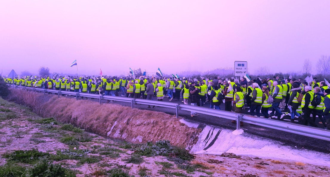 Miles de personas claman ¡Sí a Almaraz, sí al futuro!