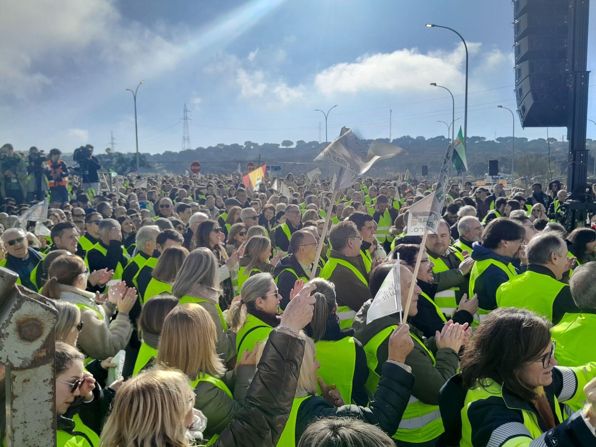 Miles de personas claman ¡Sí a Almaraz, sí al futuro!