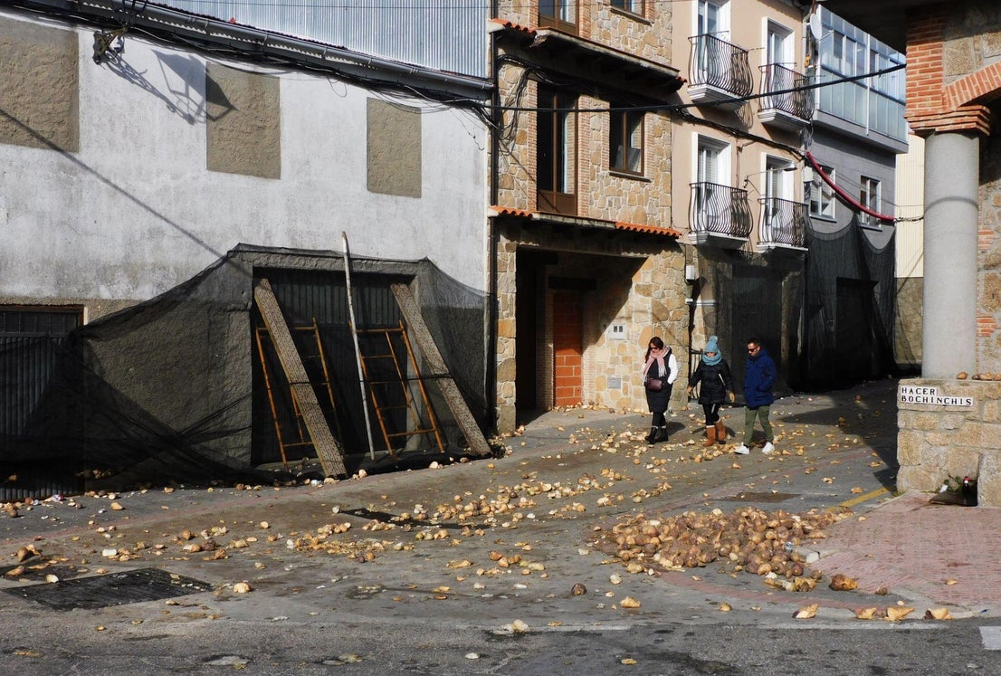 Jarramplas llena de nabos y visitantes las calles de Piornal