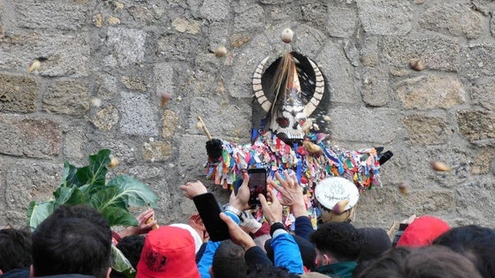 Jarramplas llena de nabos y visitantes las calles de Piornal