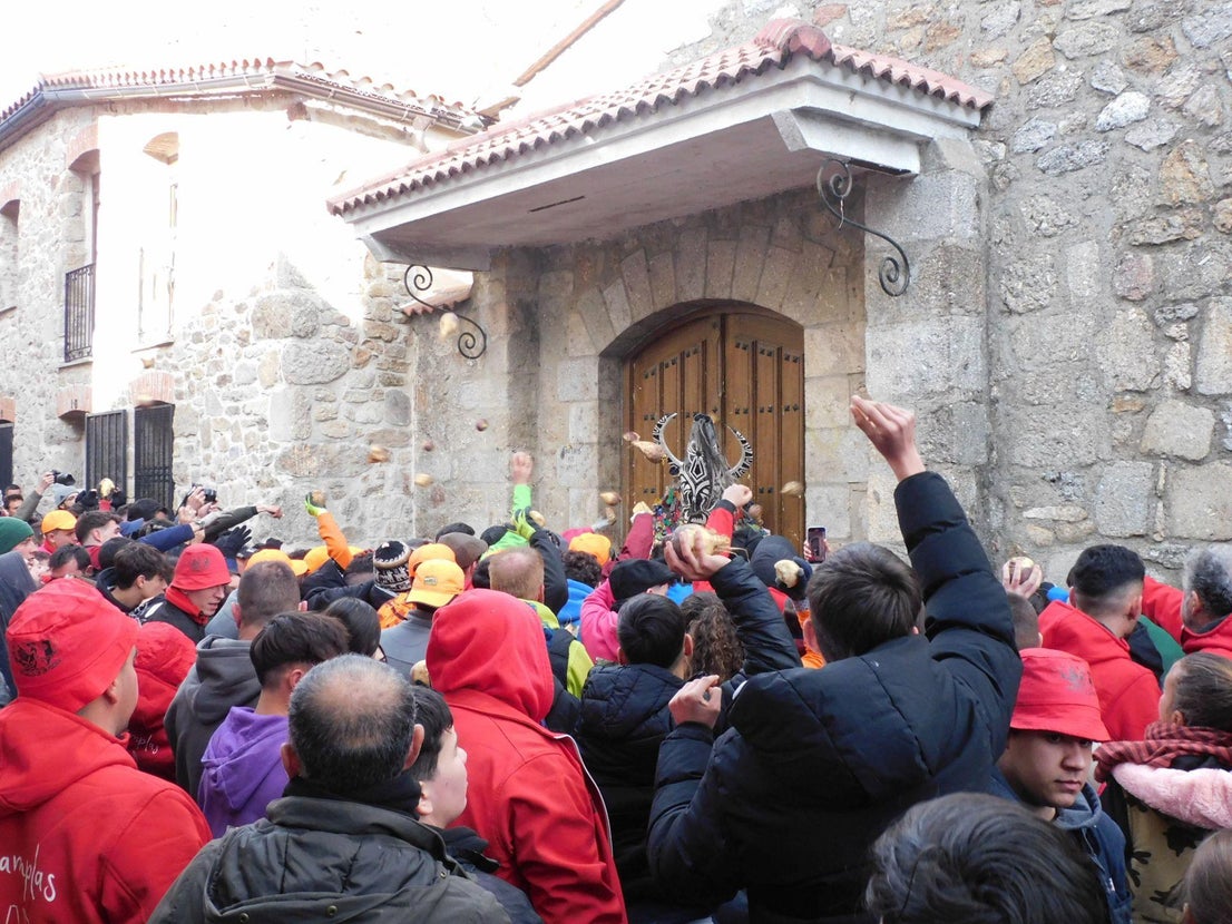 Jarramplas llena de nabos y visitantes las calles de Piornal