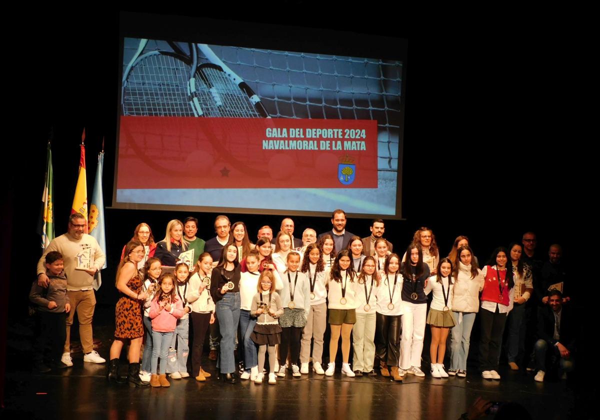 Fotografía de familia de los premiados en la Gala del Deporte