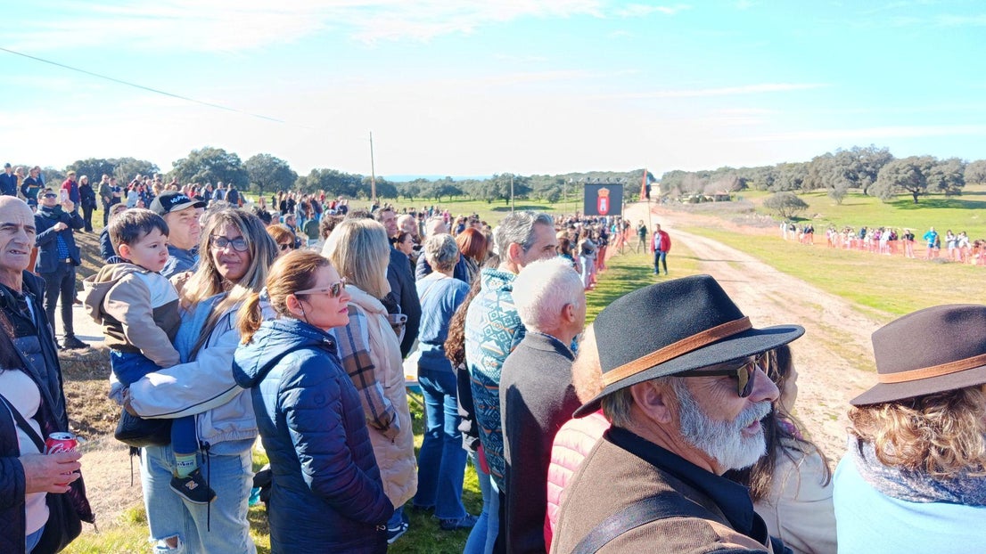 Gran ambiente en Toril en las carreras de caballos de San Blas